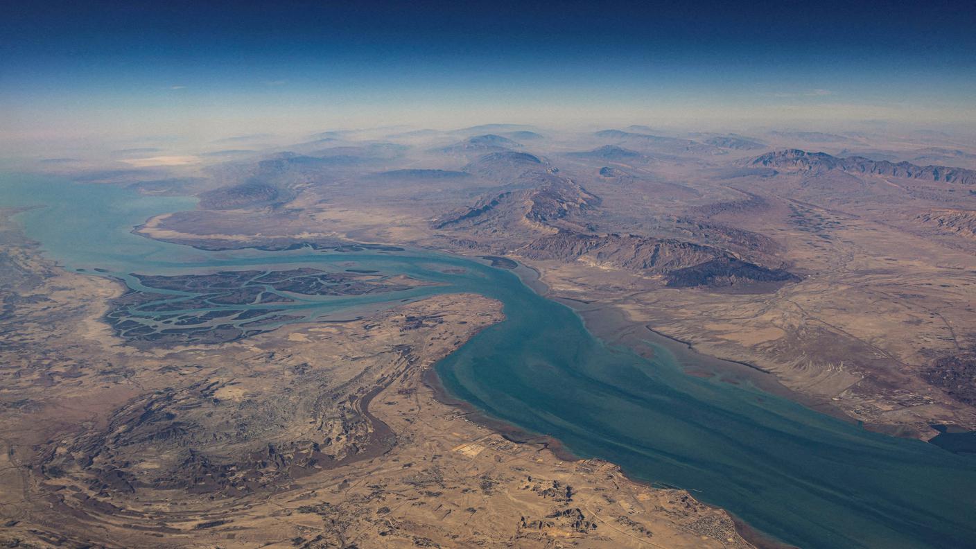 Tregua Iran — petroliere nello Stretto di Hormuz in attesa della riapertura